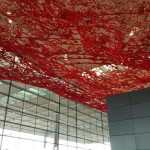 Tapis rouge géant suspendue au plafond de l’aérogare